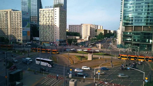 Varšava, Polsko - 27 červen 2018. Letecká průlet pohled na rušné křižovatce ulic v centru města — Stock fotografie