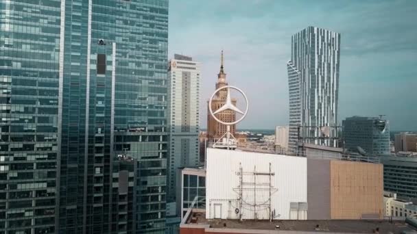 WARSAW, POLONIA - 27 DE JUNIO DE 2018. Foto aérea del logotipo giratorio de Mercedes-Benz dentro del paisaje urbano del centro — Vídeo de stock