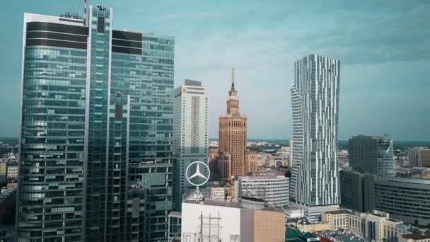 Warsaw, Polen - 27 juni, 2018. Luchtfoto van moderne en historische gebouwen in het centrum van de stad — Stockvideo