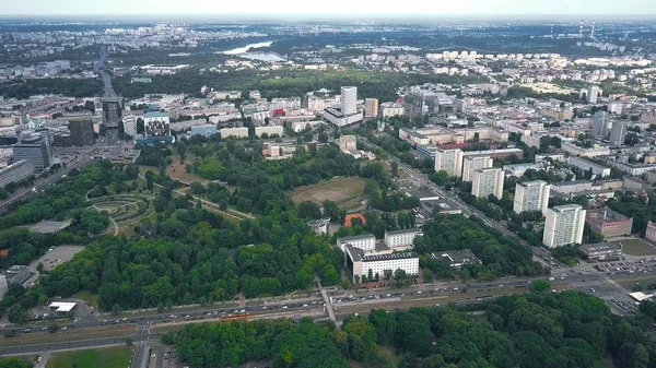 Warschau, Polen - 27. Juni 2018. Luftaufnahme des Stadtbezirks Ujazdow und des Weichselflusses — Stockfoto