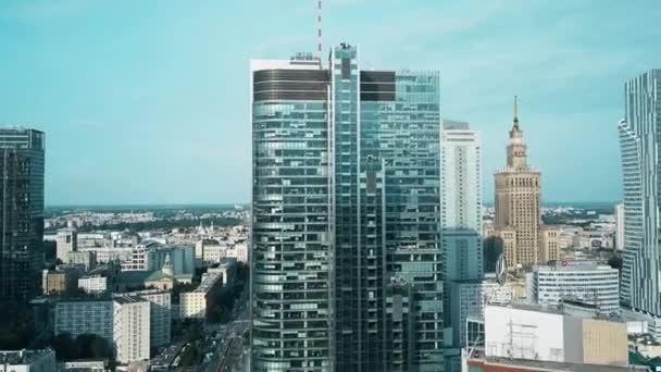 바르샤바, 폴란드-2018 년 6 월 27 일입니다. 바쁜 도시 거리의 공중 시간 경과 — 비디오