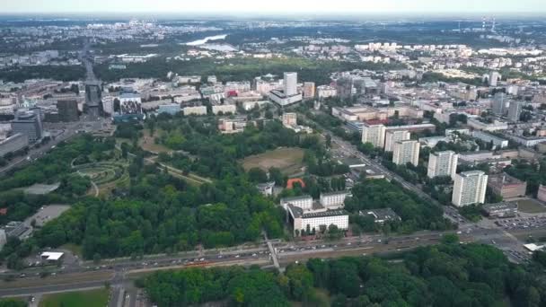 WARSAW, POLONIA - 27 DE JUNIO DE 2018. Vista aérea del distrito de Ujazdow y del lejano río Vístula — Vídeos de Stock