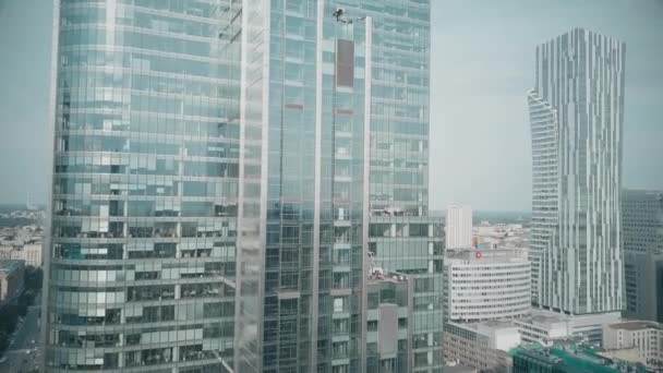 ВАРШАВА (ПОЛЬША) - 27 июня 2018 года. Вид с воздуха на современный офисный небоскреб в центре города — стоковое видео