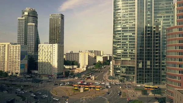 WARSAW, POLONIA - 27 DE JUNIO DE 2018. Vista aérea del distrito financiero ocupado — Foto de Stock