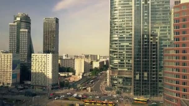 바르샤바, 폴란드-2018 년 6 월 27 일입니다. 바쁜 금융 지구의 항공 시간 경과 — 비디오