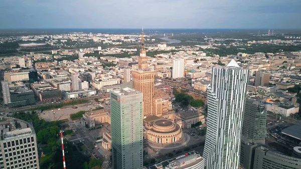 Varşova, Polonya - 27 Haziran 2018. Şehir merkezinin havadan görünümü — Stok fotoğraf