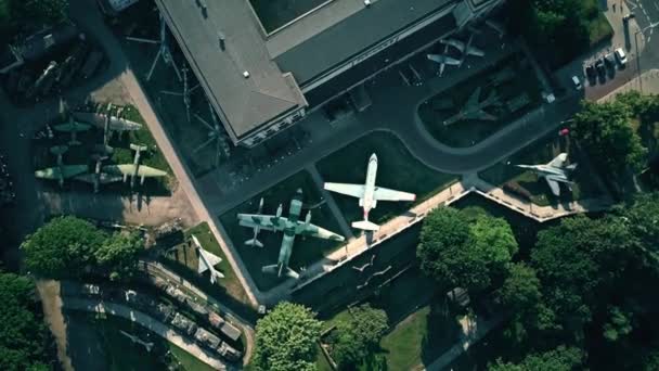 Vista aérea de arriba hacia abajo de aviones militares y exposición de armas — Vídeos de Stock