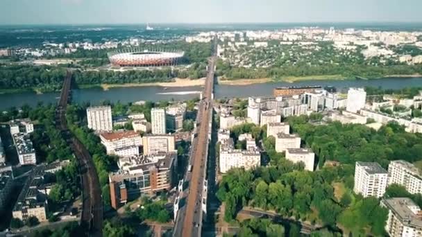 WARSAW, POLAND - 5 июля 2018 года. Промежуток времени в воздухе города и реки Вислы — стоковое видео