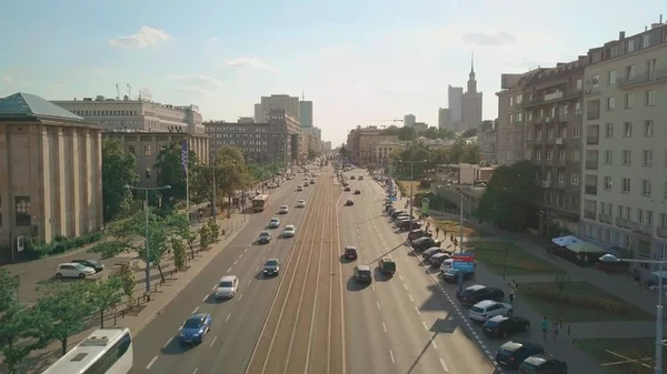 Warszawa, Polen - 5 juli 2018. Låg höjd Flygfoto över Aleje Jerozolimskie storstad street — Stockfoto