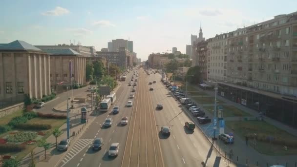 WARSAW, POLONIA - 5 de julio de 2018. Vista aérea de baja altitud de Aleje Jerozolimskie calle principal de la ciudad — Vídeo de stock