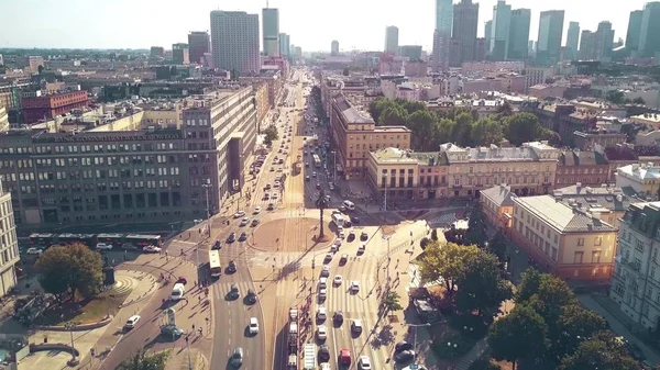 Varsó, Lengyelország - július 5-én 2018-ban. Légi felvétel a forgalmas utcán Aleje Jerozolimskie út kereszteződés — Stock Fotó