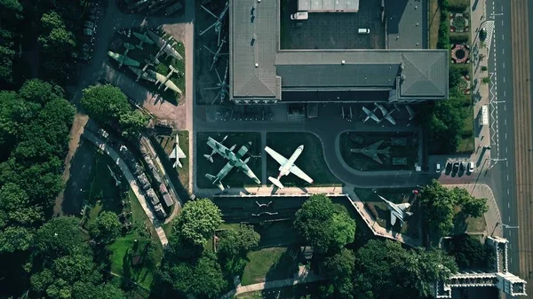 WARSAW, POLAND - 5 июля 2018 года. Вид с воздуха на военную выставку в Музее Войска Польского или Музее польской армии — стоковое фото