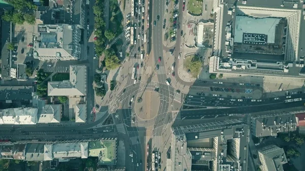 Vista aérea de arriba hacia abajo del tráfico de la ciudad — Foto de Stock