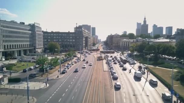 Varšava, Polsko - 5 července 2018. Letecký pohled na Aleje Jerozolimskie ulice — Stock video