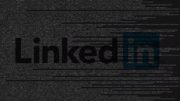 Логотип LinkedIn сделан из исходного кода на экране компьютера. Редакционная цикличная анимация — стоковое видео