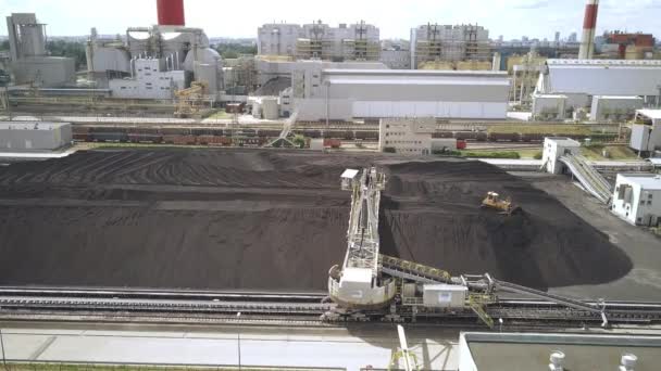 Vue aérienne d'une pile de charbon d'une centrale électrique — Video