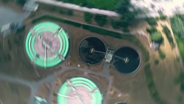 Letecká shora dolů rotační záběr z odpadních vod — Stock video