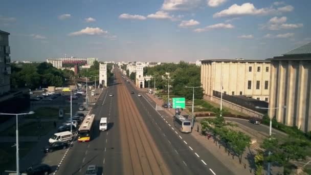 Warszawa, Polen - 5 juli 2018. Flygfoto över Aleje Jerozolimskie street och Poniatowskiego bro — Stockvideo