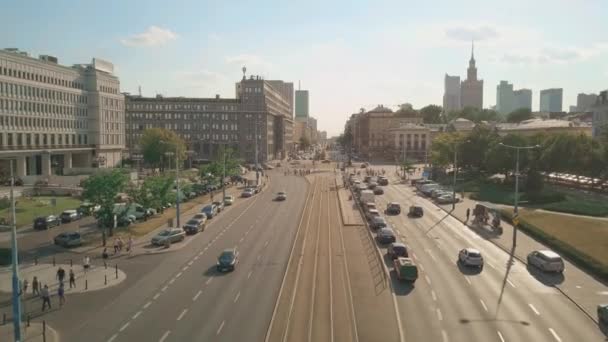 Warszawa, Polen - 5 juli 2018. Låg höjd antenn skott av Aleje Jerozolimskie, majot city street — Stockvideo