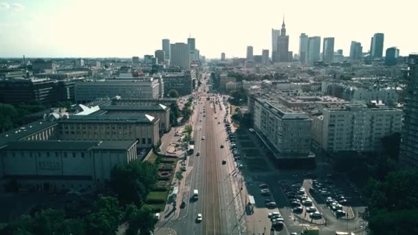 ワルシャワ, ポーランド - 2018 年 7 月 5 日。主要な街の空撮 — ストック動画
