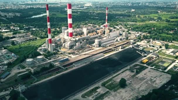 Вид с воздуха на электростанцию и хранение угля — стоковое видео