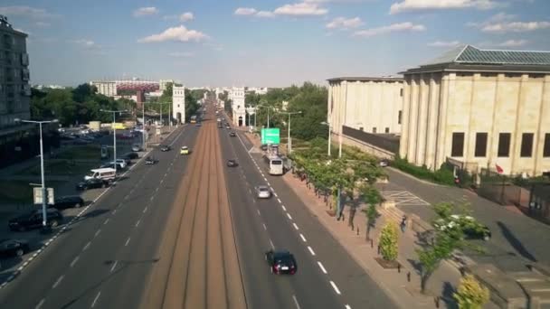 WARSAW, POLONIA - 5 de julio de 2018. Vista aérea de baja altitud del puente Poniatowskiego — Vídeo de stock