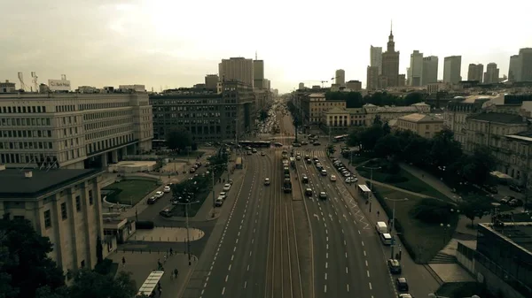 Warszawa, Polen - 5 juli 2018. Antenn skott av Aleje Jerozolimskie street — Stockfoto