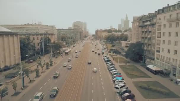 WARSAW, POLAND - 17 июля 2018 года. Воздушное время на улице Аллеи Иерозолимских — стоковое видео
