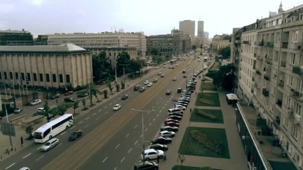 WARSAW, POLONIA - 17 DE JULIO DE 2018. Vista aérea de Aleje Jerozolimskie calle — Vídeo de stock