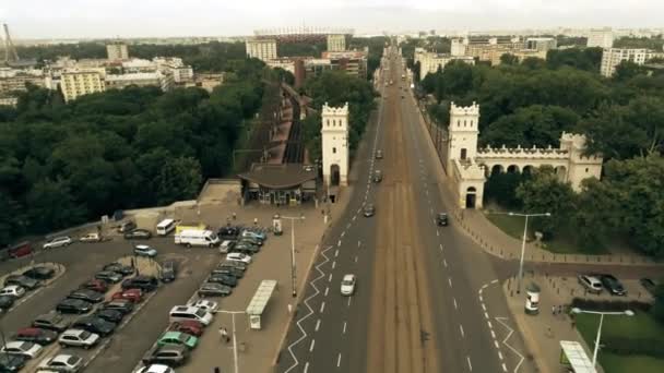 Aerial shot of tram and road traffic on the Poniatowski Bridge, Warsaw — Stock Video