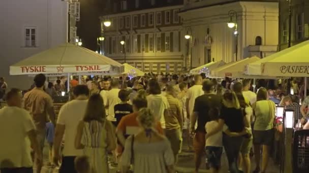 WARSAW, POLAND - AUGUST 4, 2018. Crowded tourist place in old town in the evening — Stock Video