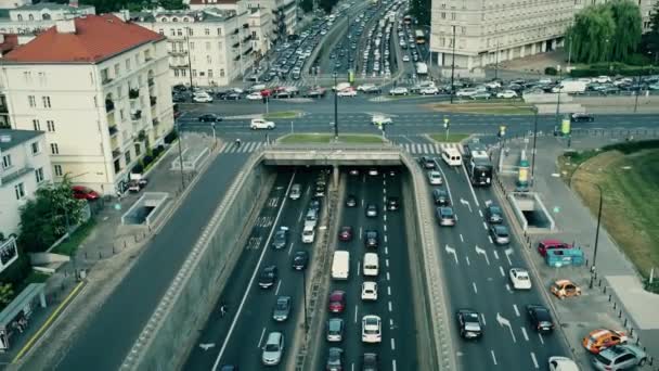 Foto aérea de atasco de tráfico de hora pico en la ciudad. Varsovia, Polonia — Vídeo de stock