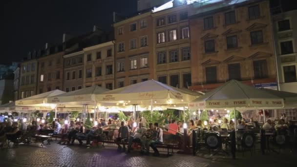 WARSAW, POLONIA - 4 de agosto de 2018. Restaurante terraza en el casco antiguo por la noche — Vídeo de stock