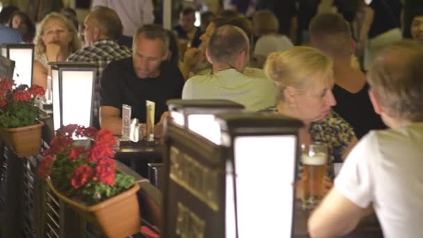 WARSAW, POLAND - AUGUST 4, 2018. Restaurant terrace in a tourist place in the evening — Stock Video