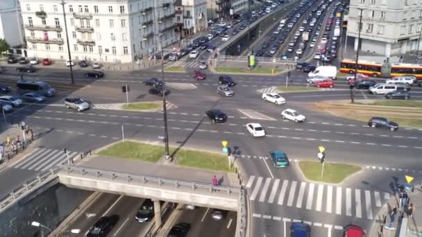 WARSAW, POLOGNE - 1er AOÛT 2018. Vue aérienne des embouteillages aux heures de pointe dans les rues principales — Video