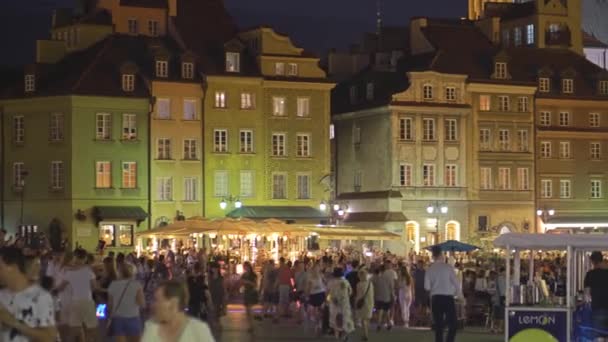 WARSAW, POLONIA - 4 de agosto de 2018. Plaza llena de gente en el casco antiguo por la noche — Vídeo de stock