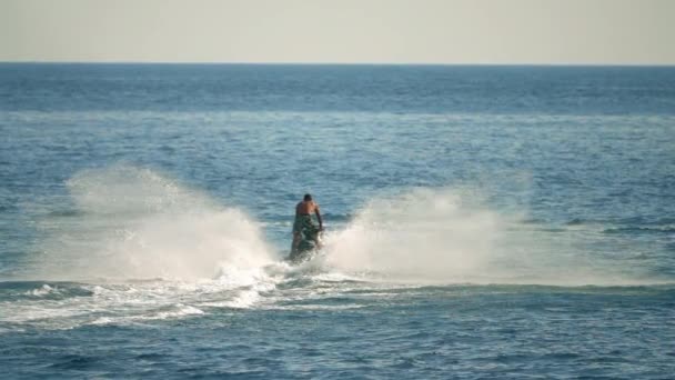 Movendo jet ski no mar, tiro em câmera lenta — Vídeo de Stock