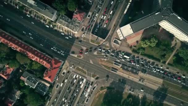 Hava yukarıdan aşağı görünüme zaman atlamalı yoğun şehir kesişme — Stok video