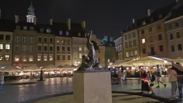 VARsega, POLONIA - 4 AGOSTO 2018. Monumento di simbolo di città di Syrenka Warszawska o Sirena di Varsavia in città vecchia di sera — Video Stock