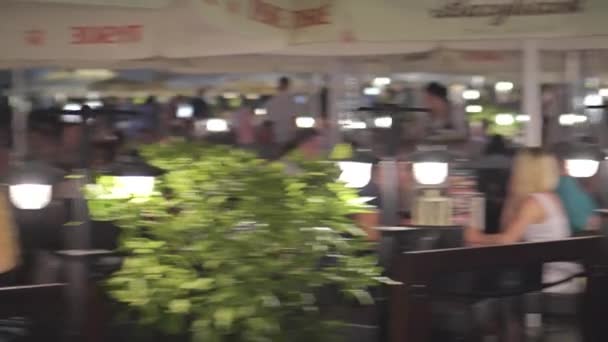 ВАРШАВА, ПОЛЬША - 4 августа 2018 года. Переполненная терраса ресторана в туристическом месте по вечерам — стоковое видео