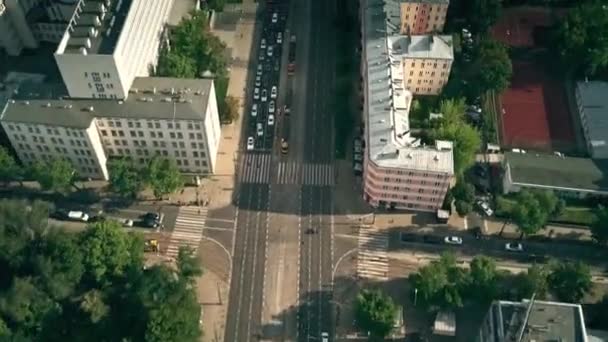 Vista aérea hacia abajo hiperlapso de la concurrida calle de la ciudad en hora punta — Vídeo de stock