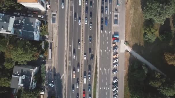 Aerial uppifrån och ned Visa tid förfaller av upptagen stad gata — Stockvideo
