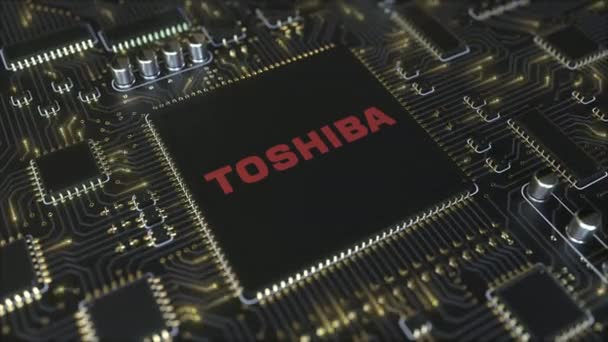 Компьютерная печатная плата или печатная плата с логотипом Toshiba Corporation. Концептуальная редакционная 3D анимация — стоковое видео