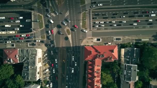 Letecký pohled shora dolů na rušných ulicích města — Stock video