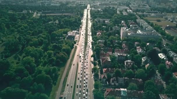 Widok z lotu ptaka z autostrady w Warszawa, Polska — Wideo stockowe