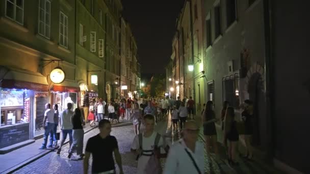 VARsega, POLONIA - 4 AGOSTO 2018. Strada affollata nel centro storico di notte — Video Stock