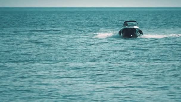 Prise de vue au ralenti d'un bateau à moteur approchant en mer — Video