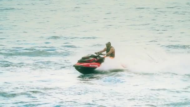 BUDVA, MONTÉNÉGRO - 26 juillet 2018. Homme chevauchant jet ski en mer, tir au ralenti — Video