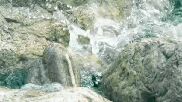 Zeitlupe: Meereswelle spritzt auf Felsen — Stockvideo