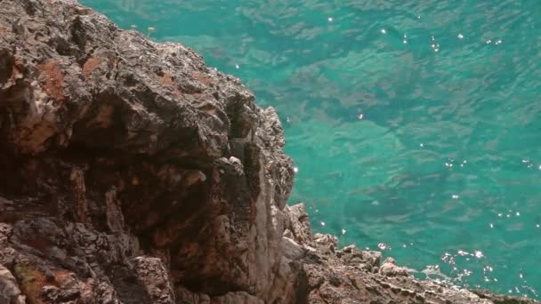 Coup de ralenti de l'ondulation de la mer par une journée ensoleillée — Video